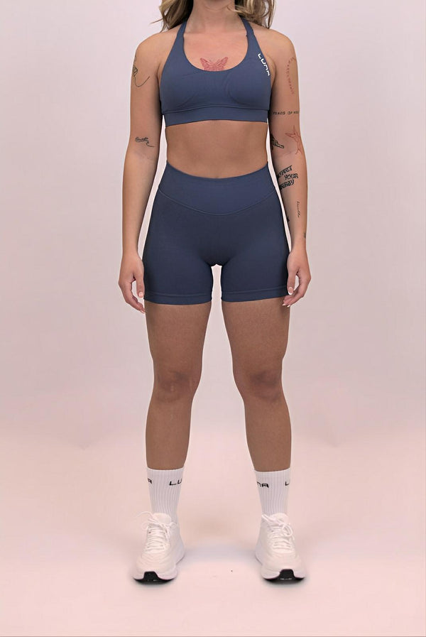 Kvinna i blå träningsshorts – Gravity Blue Grey från LUNAWEAR