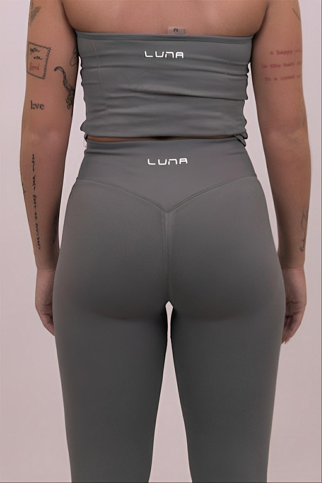 Närbild på scrunch i gråa tights – formande seamless passform.