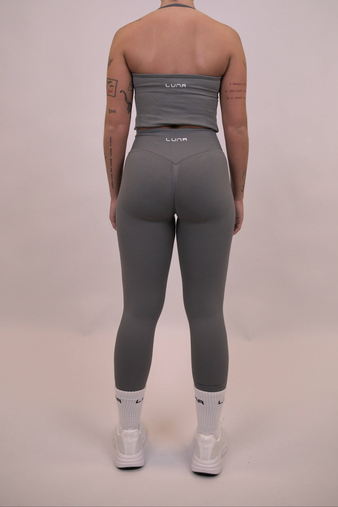 Baksida av gråa träningstights – scrunch och glute contour.