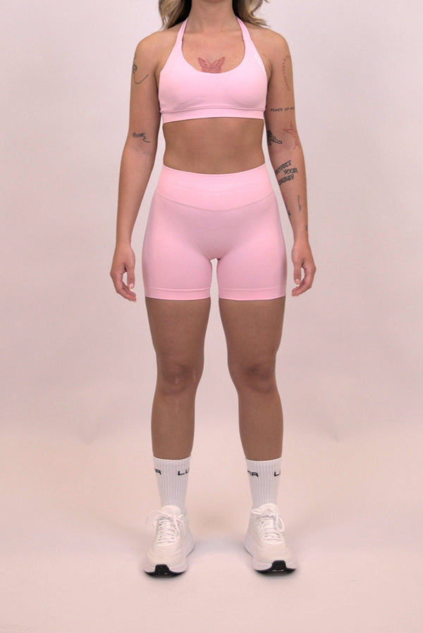 Kvinna i rosa träningsshorts – Gravity Blossom från LUNAWEAR