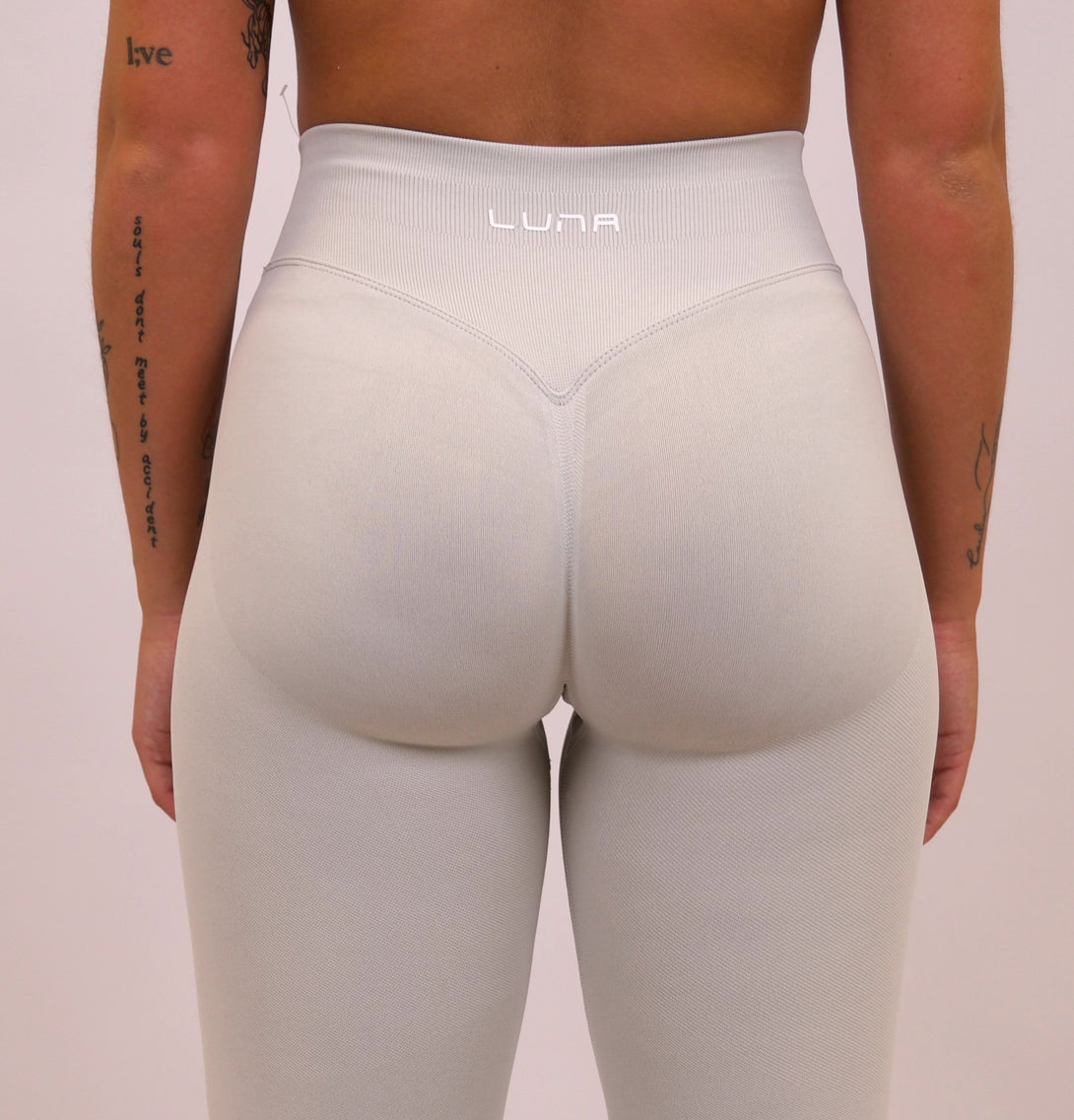 Leggings i färgen Marrakech från LunaWear. Närbild av scrunch-detalj bakifrån. Seamless tights med låg midja.